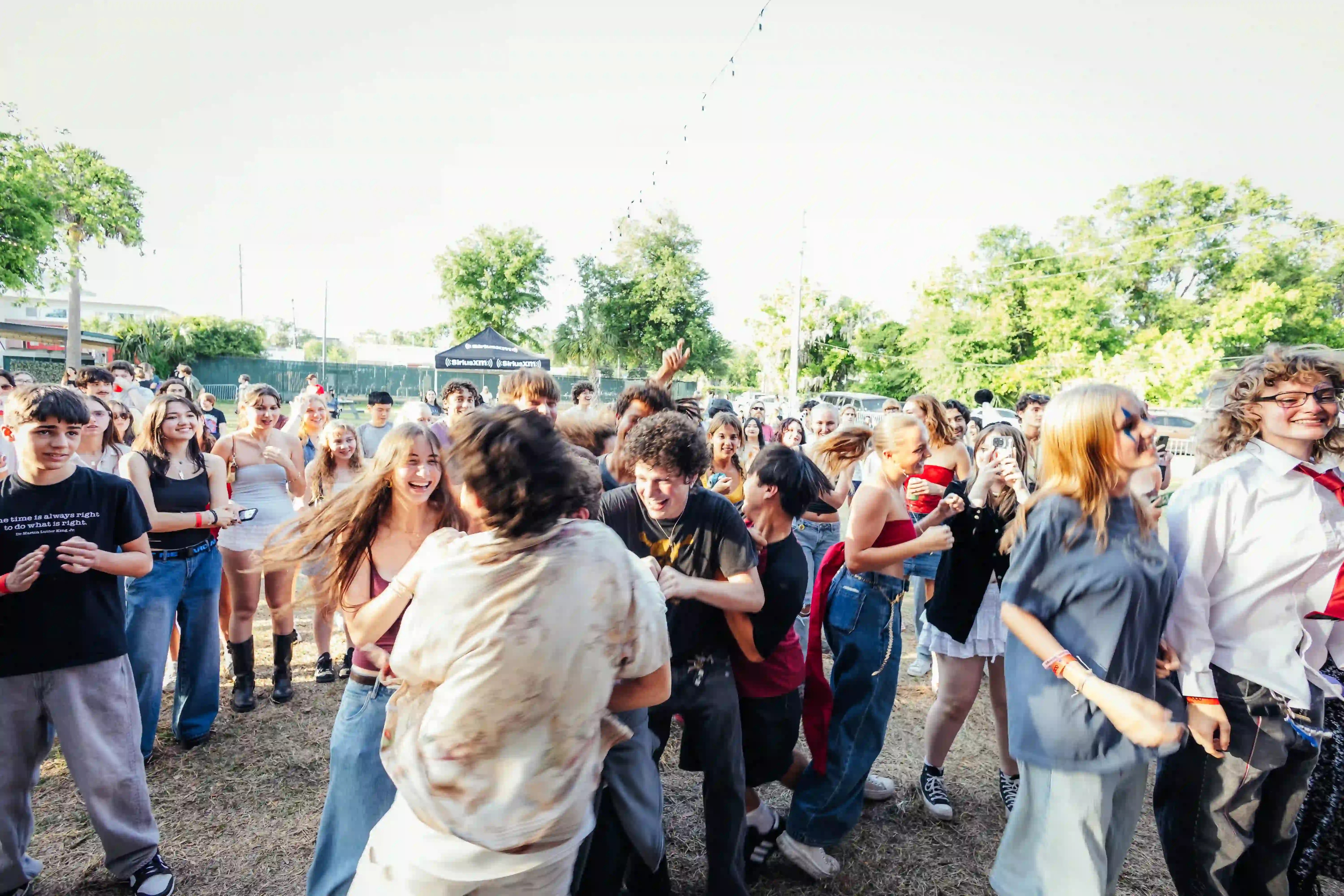 elise-crowd.webp